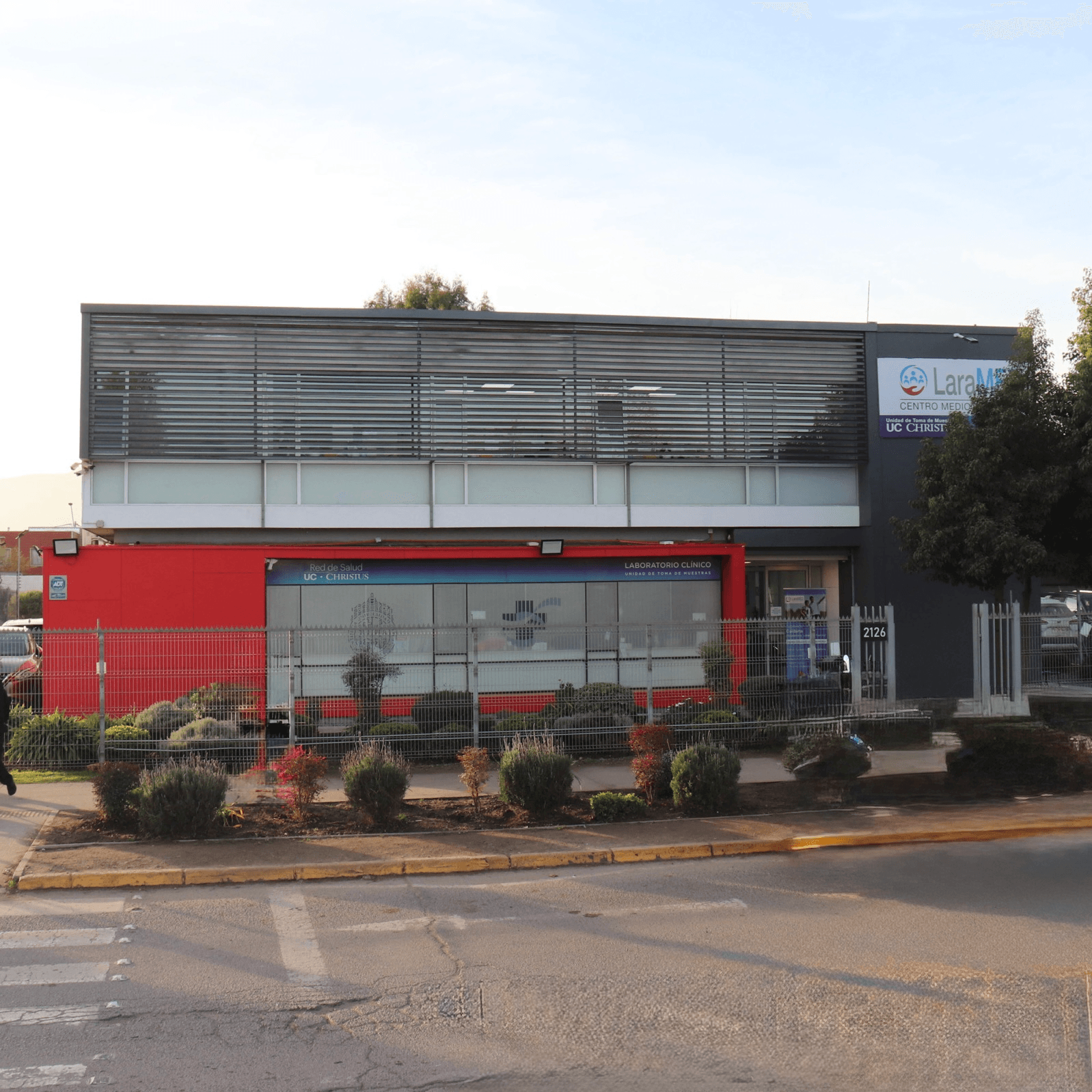 Médico atendiendo paciente en LaraMED, Lampa